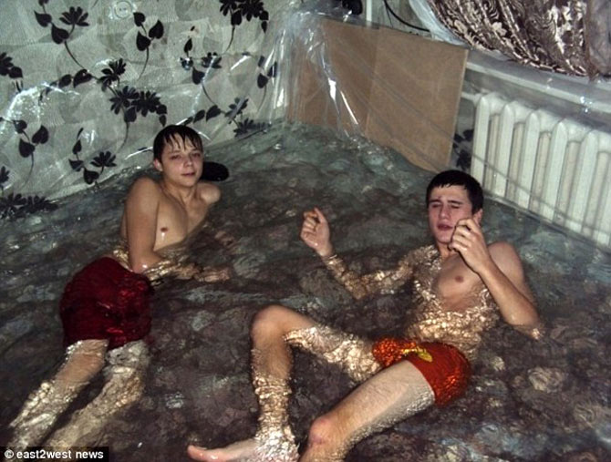 リビングをプールにしたロシア少年たち