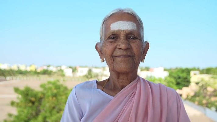 インドの98歳ヨガインストラクター