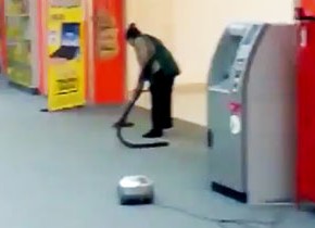 掃除機のホースがぬけてるよ！気付かず掃除を続けるおばちゃん