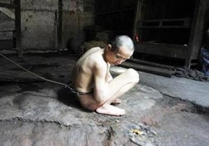 中国貧困層の悲劇･･･精神病の息子を23年間鎖につないで世話してきた母親