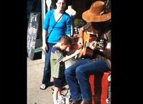 自閉症の少年が路上ギタリストの演奏に寄り添う動画が感動と話題に