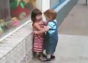 猛烈に下半身を密着させたがる男児をひたすら突き放す女児