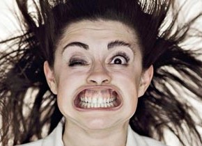 風に吹かれてモンスターフェイスになってしまった人たちの写真
