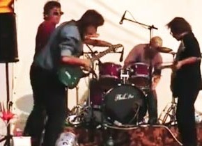 練習不足ギタリストのせいで演奏中断&rarr;メンバーに思いっきりぶたれる