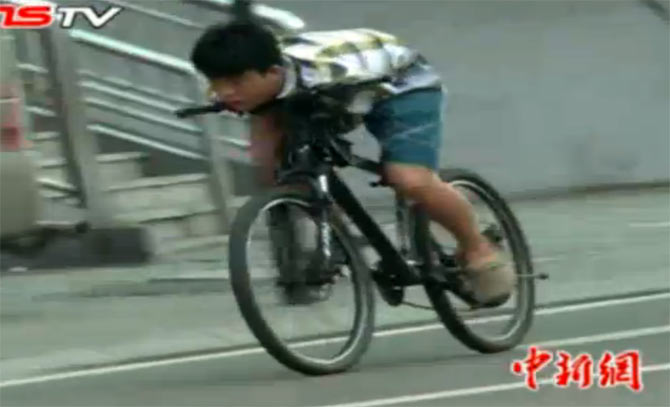 両腕の無い青年が自転車に挑戦