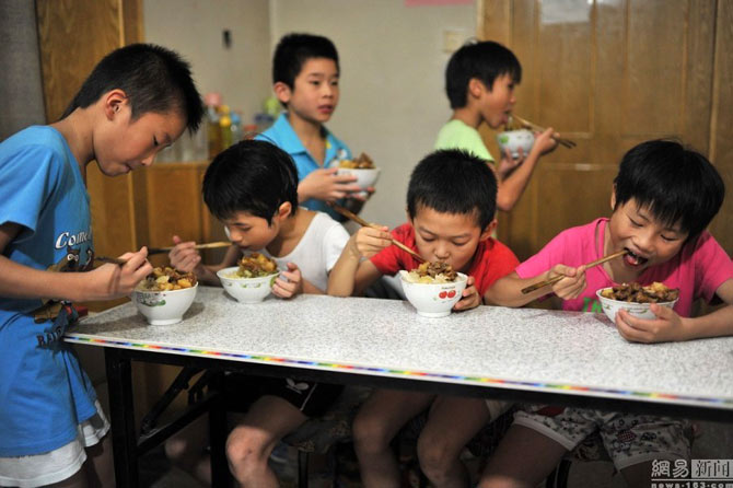 飛込競技の合宿に参加する子供たち