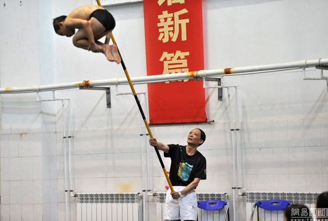 飛込競技の合宿に参加する子供たち