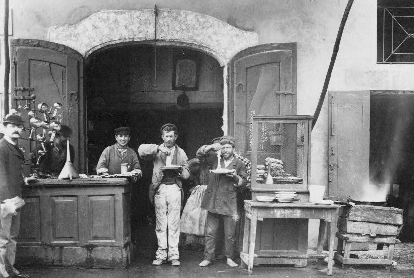 パスタを素手で食べる19世紀のナポリの人たち