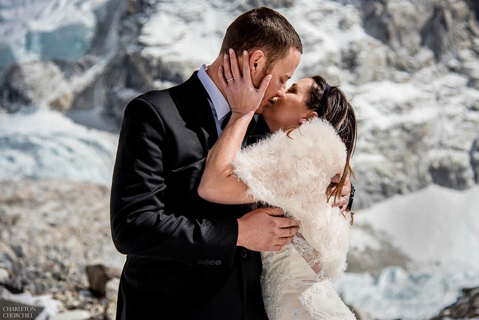 エベレストのベースキャンプで結婚式を上げたカップル