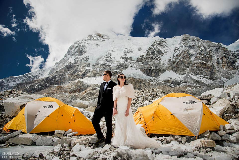 エベレストのベースキャンプで結婚式を上げたカップル