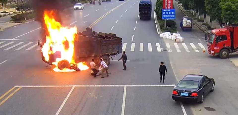 バイクがトラックに衝突炎上