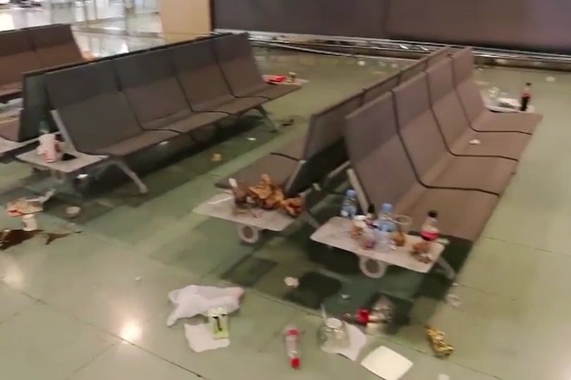 ゴミだらけの空港