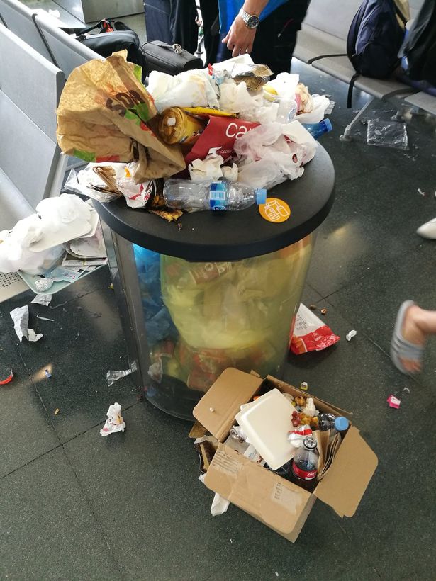 ゴミだらけの空港