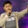 歌を歌い上げるタイの男性