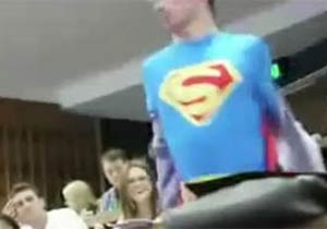 授業中に変身したスーパーマン
