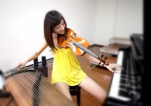 3つの楽器を同時に弾きこなす台湾の美女