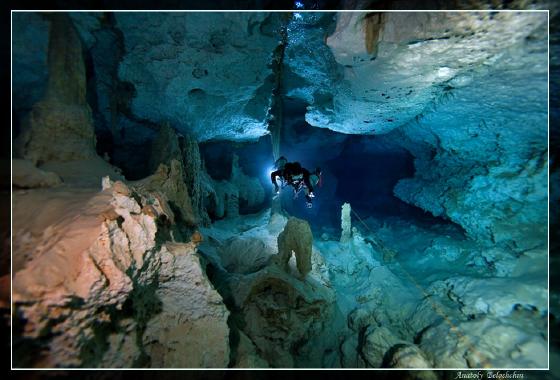 水中洞窟探検