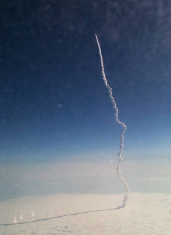 飛行機の窓から見えたスペースシャトル
