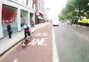 ロンドンの街を疾走する自転車