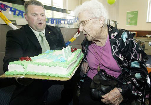 100歳の誕生日を銀行で祝うおばあちゃん