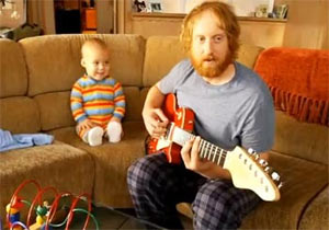 ギターリフを弾きこなす赤ちゃん