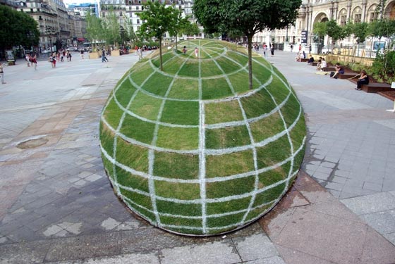 パリ市役所広場の草ボール