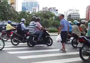 ベトナムの道路を渡る