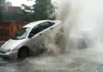 水道管の水が噴出し車を押し上げる