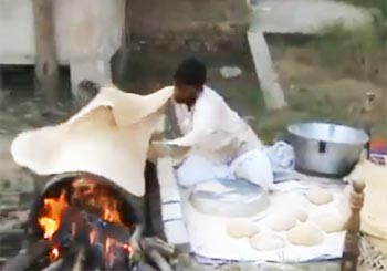 巨大なチャパティを焼く男