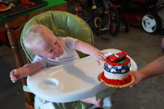 赤ちゃんにケーキをプレゼント