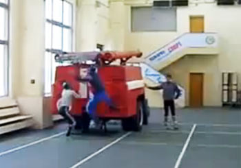消防車のはしご組み立て訓練