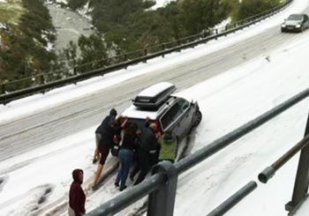 異常気象の雪で車がスリップ