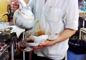 一度に14セットのお茶を給仕