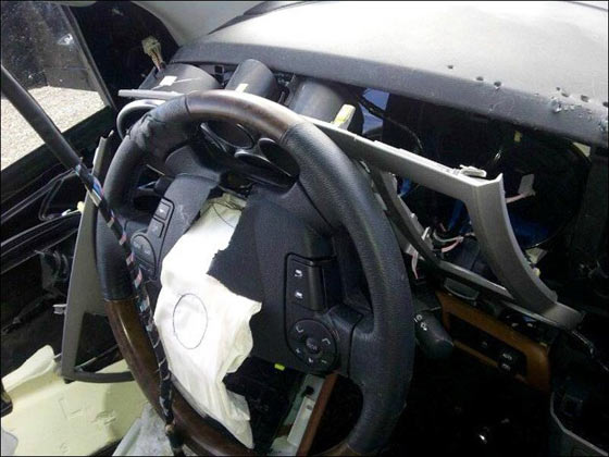 破壊されまくりの車内