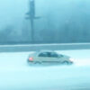 雪の側道を走るクレイジー車
