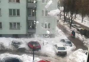 雪が落ちて車に直撃