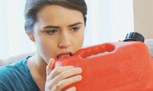 ガソリン中毒の女性