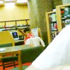 図書館でノリノリな女