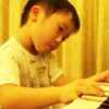 5歳の男の子が超絶的なピアノを披露