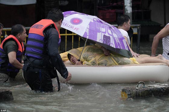 台風被害でマニラに洪水