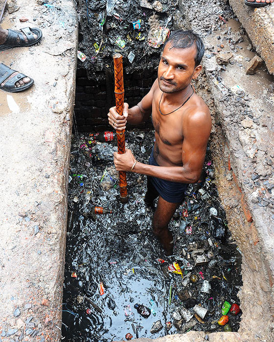 インドの下水清掃員