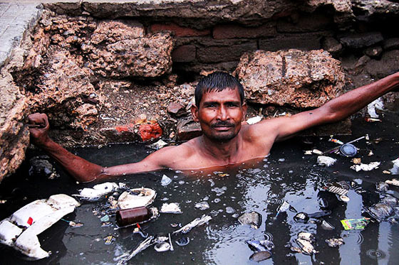 インドの下水清掃員