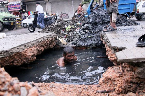 インドの下水清掃員