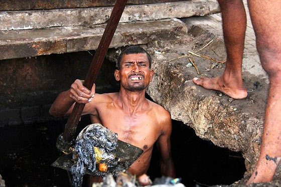 インドの下水清掃員