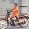 バイクに乗る6歳の少年