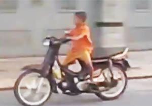 バイクに乗る6歳の少年