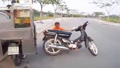バイクに乗る6歳の少年