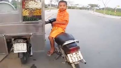 バイクに乗る6歳の少年