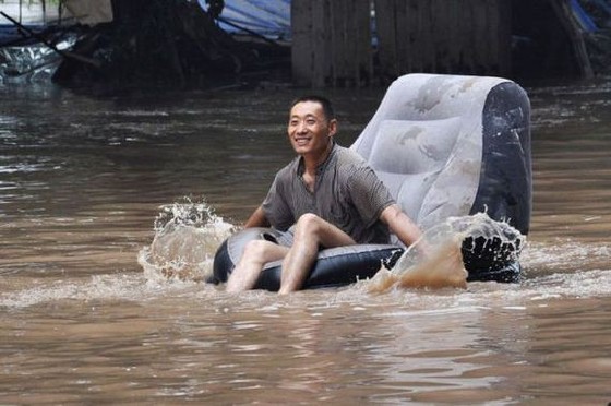 水害を楽しむ人々