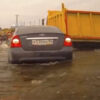 橋が沈下して車が水に浮く